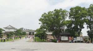 大手門芝生前から全景